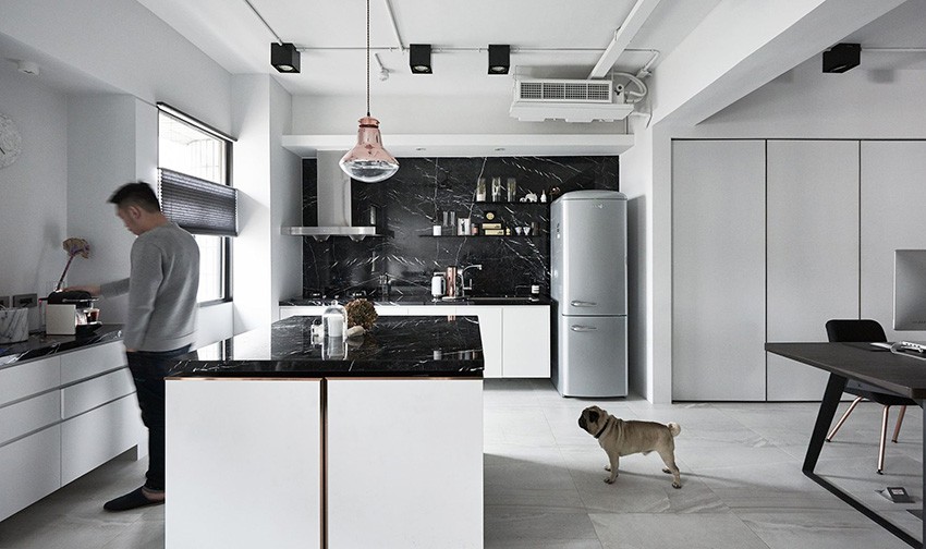 Phòng bếp thu hút ánh nhìn nhờ cách bố trí màu sắc đối lập