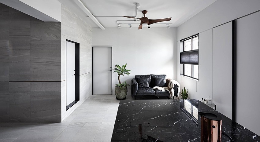 Để căn hộ không đơn điệu và lạnh lẽo, chủ nhà đã chú trọng thiết kế nội thất và ánh sáng từ trần
