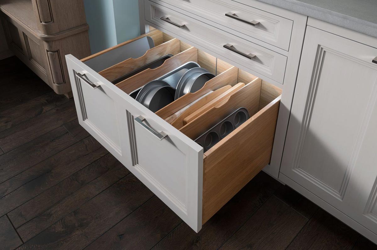 Sắp xếp và tổ chức không gian đựng chứa ngăn nắp trong tủ bếp